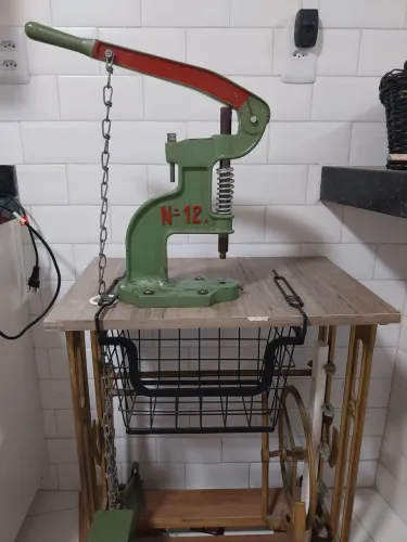 Vendo máquina de pedal para colocar botões e ilhas, modelo balancin porém em tamanha maio.