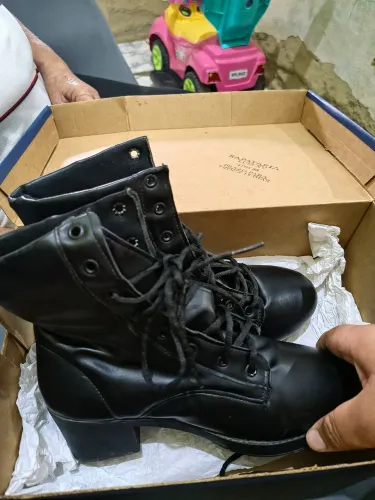Vendo uma bota feminina