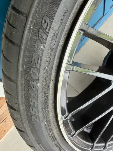 Rodas com pneus Mercedes amg