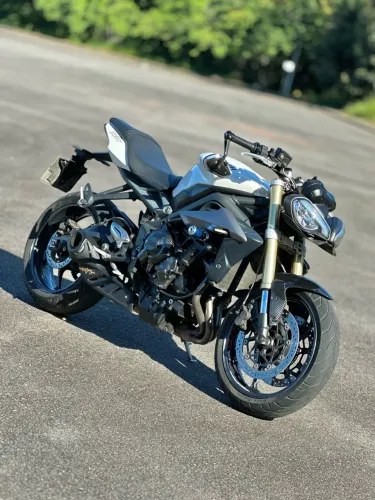 Vende-se Street Triple 675 única do estado!