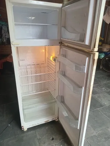Geladeira Consul Biplex Modelo CDR36F. Necessita reparos. Refrigera somente o Freezer.