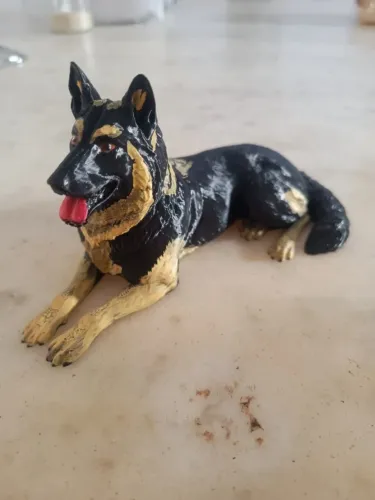 Escultura de pastor alemão capa preta em 3D pintada à mão