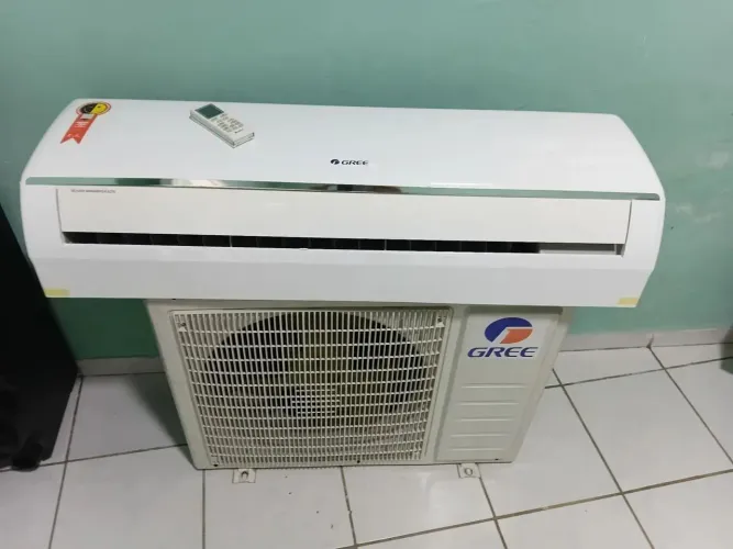 Ar-Condicionado 24.000 BTUs - Usado em Excelente Estado (Com Controle)
