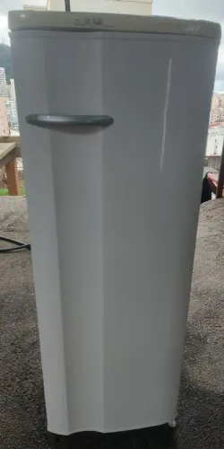GELADEIRA ELECTROLUX SEMI NOVA COM DEGELO AUTOMÁTICO.