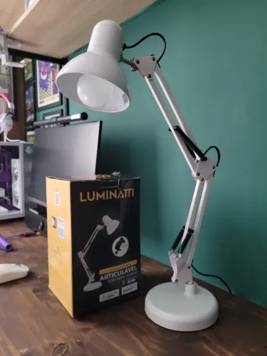 Luminária articulada de mesa + lâmpada inteligente