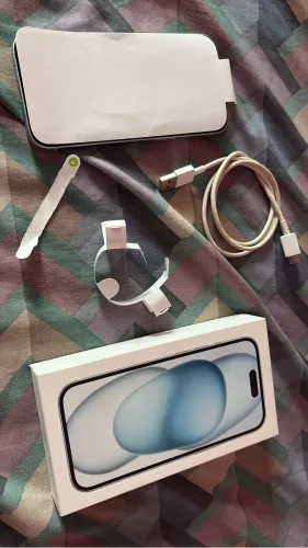 iPhone 15 branco, 128 gb, bateria 90%