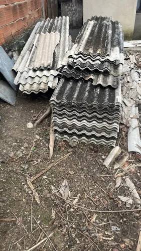 Telhas de amianto e madeiras