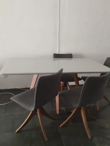 Mesa de jantar 6 lugares com tampo de vidro + 5 cadeiras giratórias - excelente estado