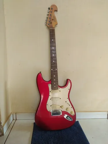 Guitarra tem que trocar 2 cordas, está em perfeitas condições, vendo ou troco por iPhone 