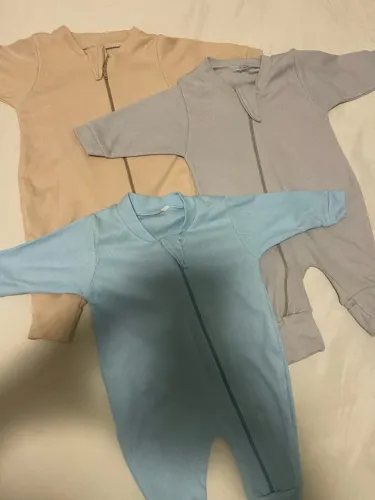 Kit com 3 Macacões de Bebê com Zíper e Pé Reversível - Bege, Azul e Cinza ?