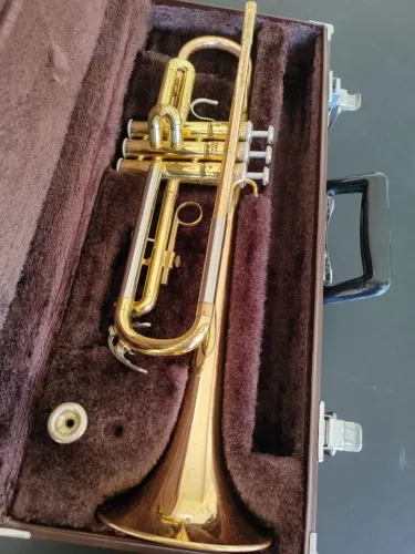 Trompete Sib Yamaha Japan YTR 3320 Laqueado Usado em até 12x Sem juros no Cartão
