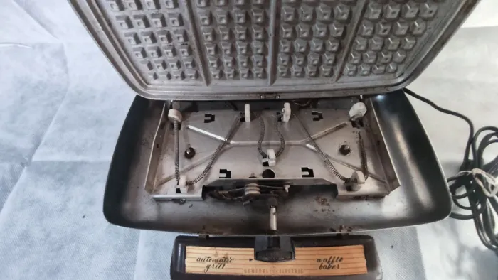Máquina de Waffle / Grill Elétrico General Electric - com defeito