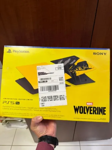 Tampas do console PlayStation 5 Pro Edição Limitada de Marvel's Wolverine - Amarelo