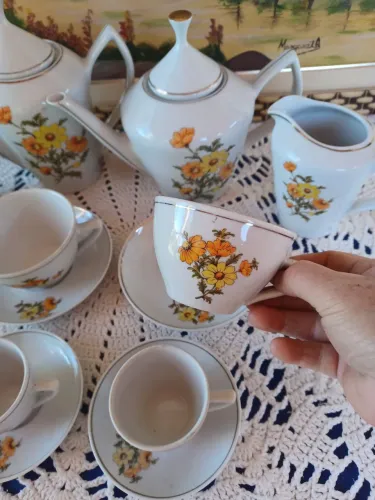 Jogo de chá  e cafe porcelana  pozzani 