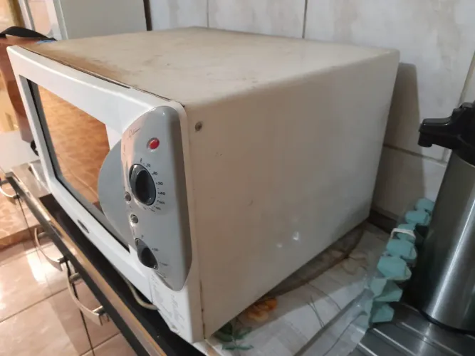 Forno com marcas de uso,Porém em ótima condições
