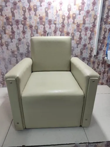 Poltrona Infantil em Courino Bege - Muito Conservada