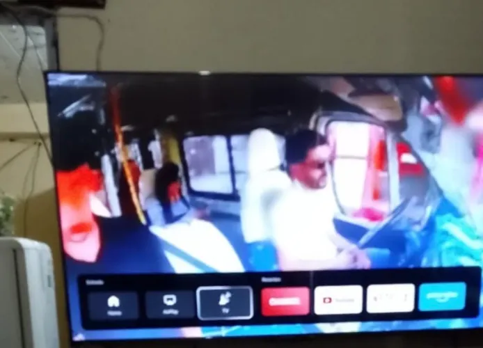 TV nova de 55 polegadas por R$ 2.000,00. Foi comprada semana passada, nova. Marca semp