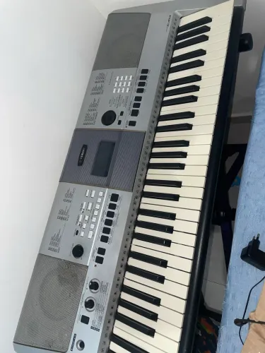 Teclado Yamaha 61 Teclas + Suporte + Carregador