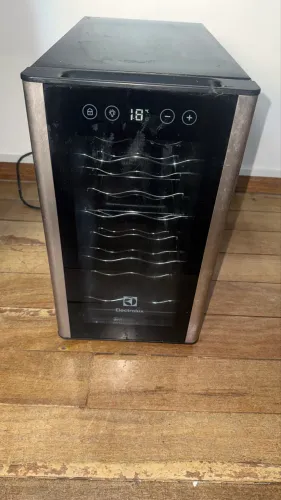Adega de Vinho Climatizada Eletrolux 8 Garrafas 127v