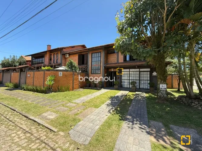 Casa com 5 quartos, 2 suítes, com piscina, no Parque São Jorge, Florianópolis