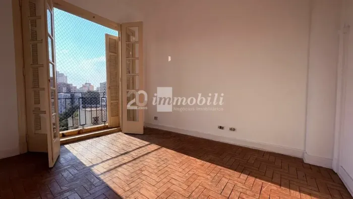 Apartamento com varanda, excelente planta.