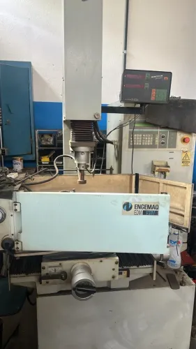eletroerosão de penetração Engemaq EDM 200 NC