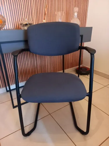 Cadeira fixa com braço