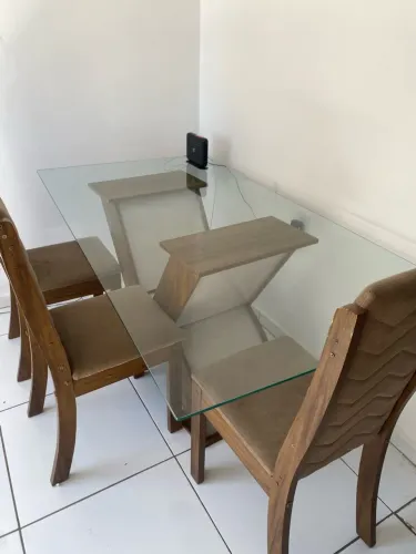 Vendo mesa com 6 cadeiras 