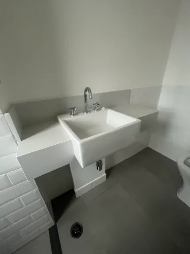 Bancada em Branco Prime 1,02 m + Cuba semi encaixe Celite + Misturador Celite Up