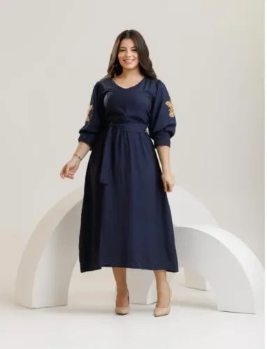 Vestido maximidi bordado nas mangas