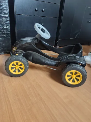 Carrinho infantil com pedais