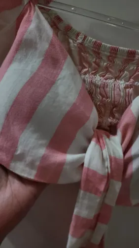 top cropped ombro a ombro listrado rosa e branco