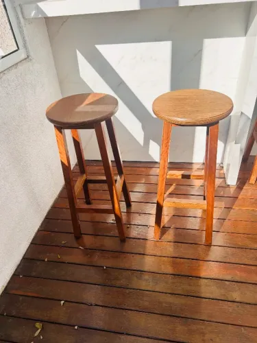 Banquetas novas em madeira