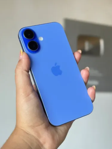 iPhone 16 azul 92% em promoção de loja 