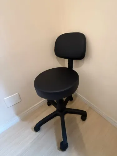 Cadeira Mocho Profissional com Encosto Preto - Estética, Tattoo e Clínica