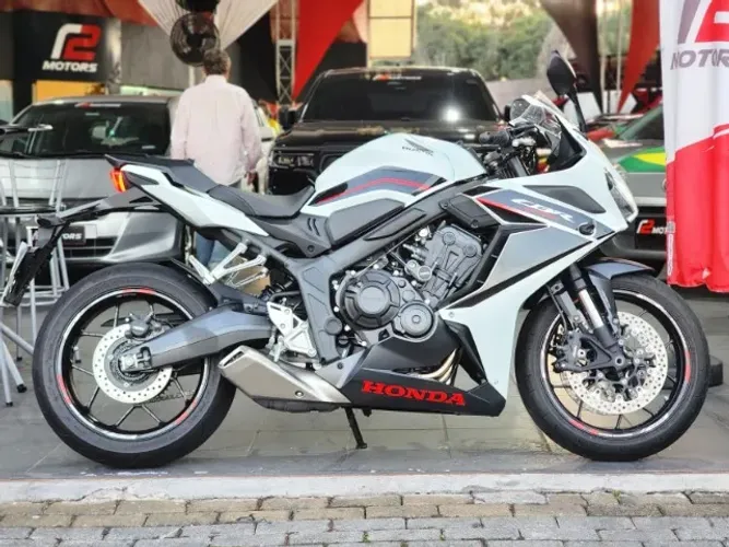 CBR 650R 2024 - Único dono, revisada na concessionária ! Aceito troca e financio