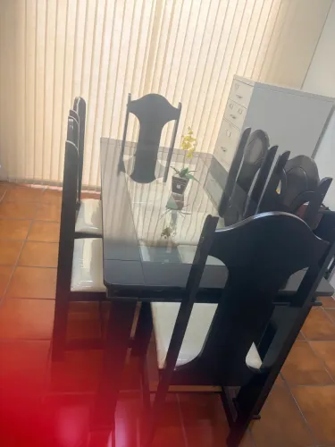 Jogo de mesa e 6 cadeiras