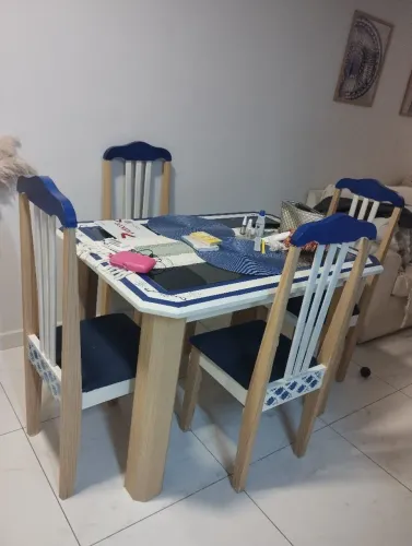 Mesa de jantar estilo colonial com quatro cadeiras