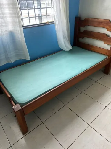 Cama de madeira 