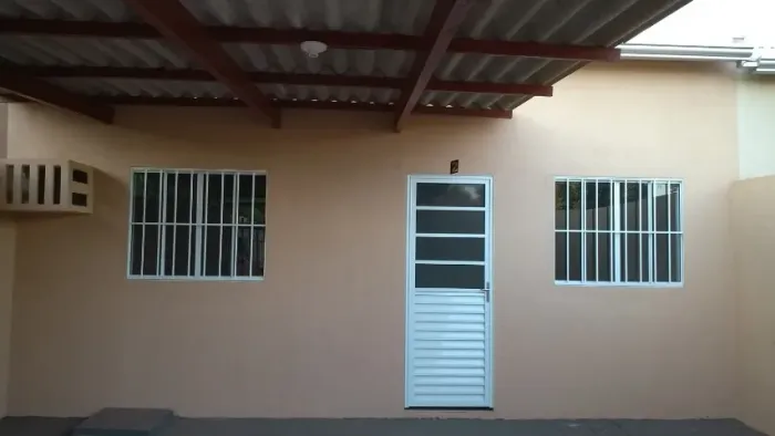 ALUGA-SE CASA