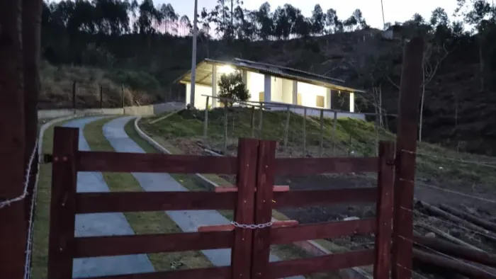 Chácara 5.000m2 com casa, energia, nascente e acesso calçado. (12km - Santa Leopoldina)