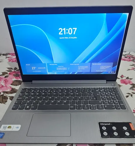 Notebook Lenovo com armazenamento 128GB, tem marcas de uso, mas está bem conservado. 