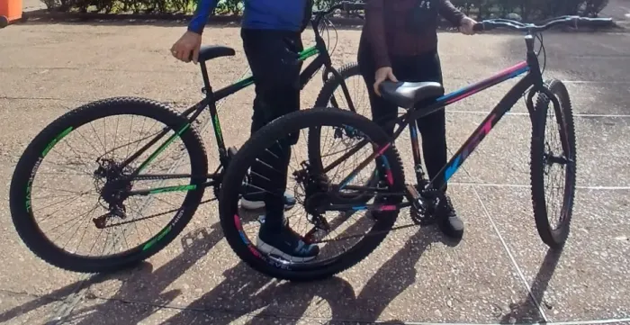 Duas bicicletas três meses de uso