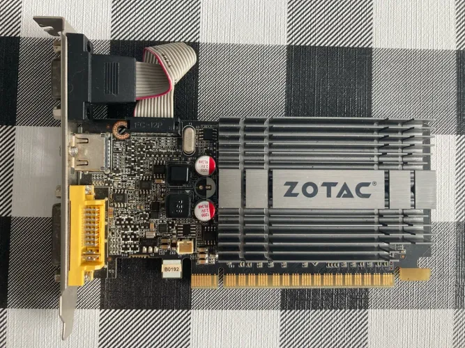Placa de vídeo Zotac Geforce G210 1GB DDR3