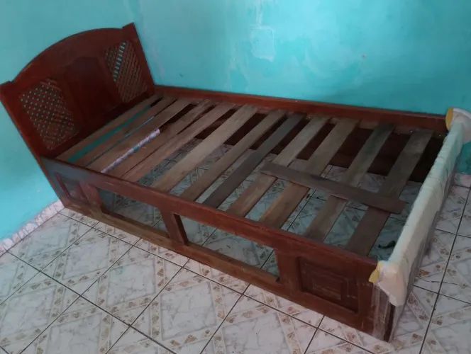 Cama solteiro maciça 