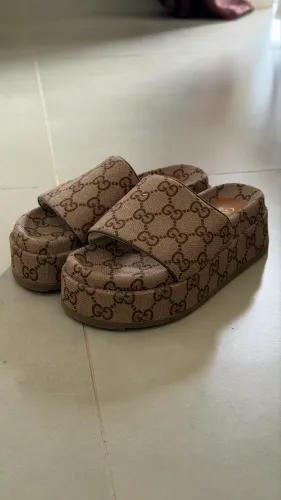 Sandália feminina estampada, nova, sem uso e em perfeito estado.