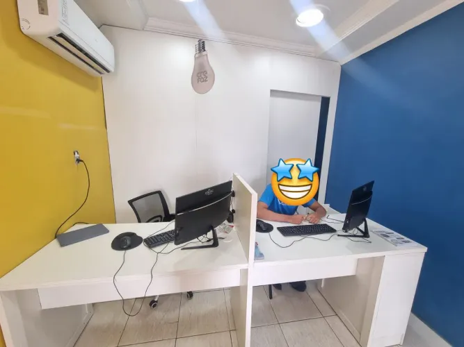 Mesa de atendimento com balcão e divisória branco 