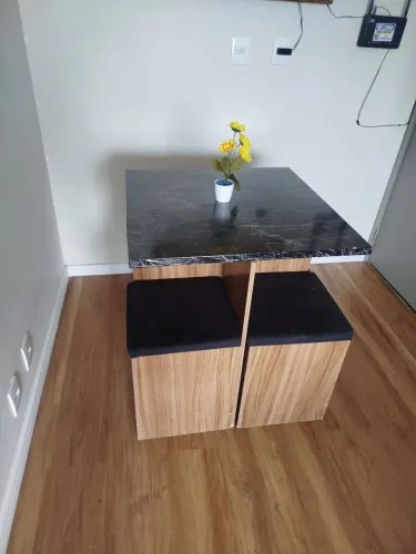 Vendo mesa com bancos baú 