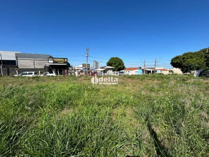 Terreno comercial disponível para locação no bairro Carajás em Uberlândia-MG
