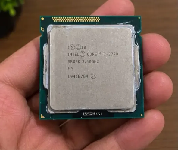 Processador Intel Core i7-3770, de 3ª geração, frequência de 3,40 GHz.
